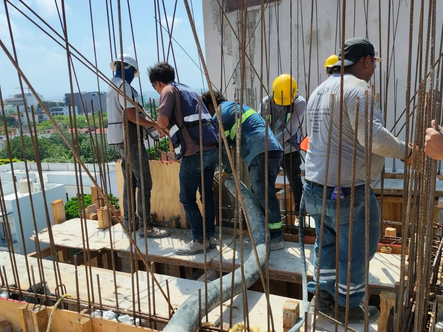 Cuadrilla colando con bomba de concreto
