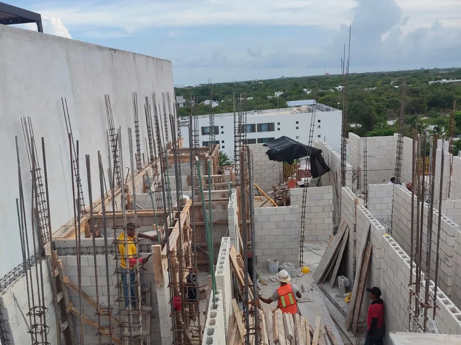 Avance de la estructura con la cuadrilla y el horizonte de Playa del Carmen