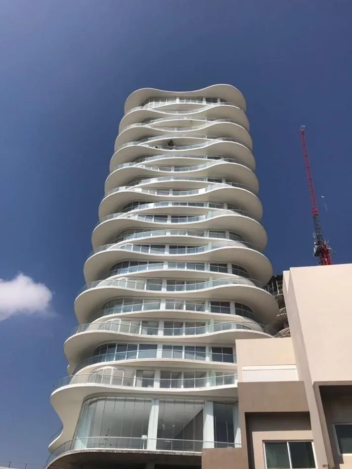 Estructura de la torre Amada Mía sobre Playa del Carmen