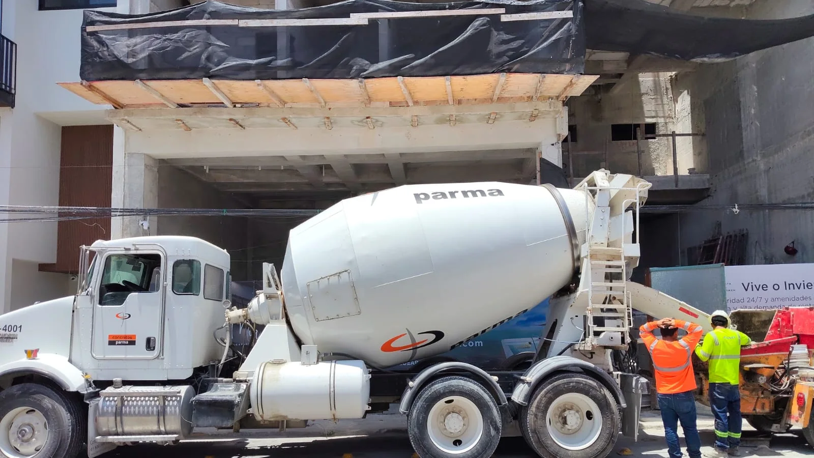 Camión de concreto premezclado llegando a la obra de Amada Mía