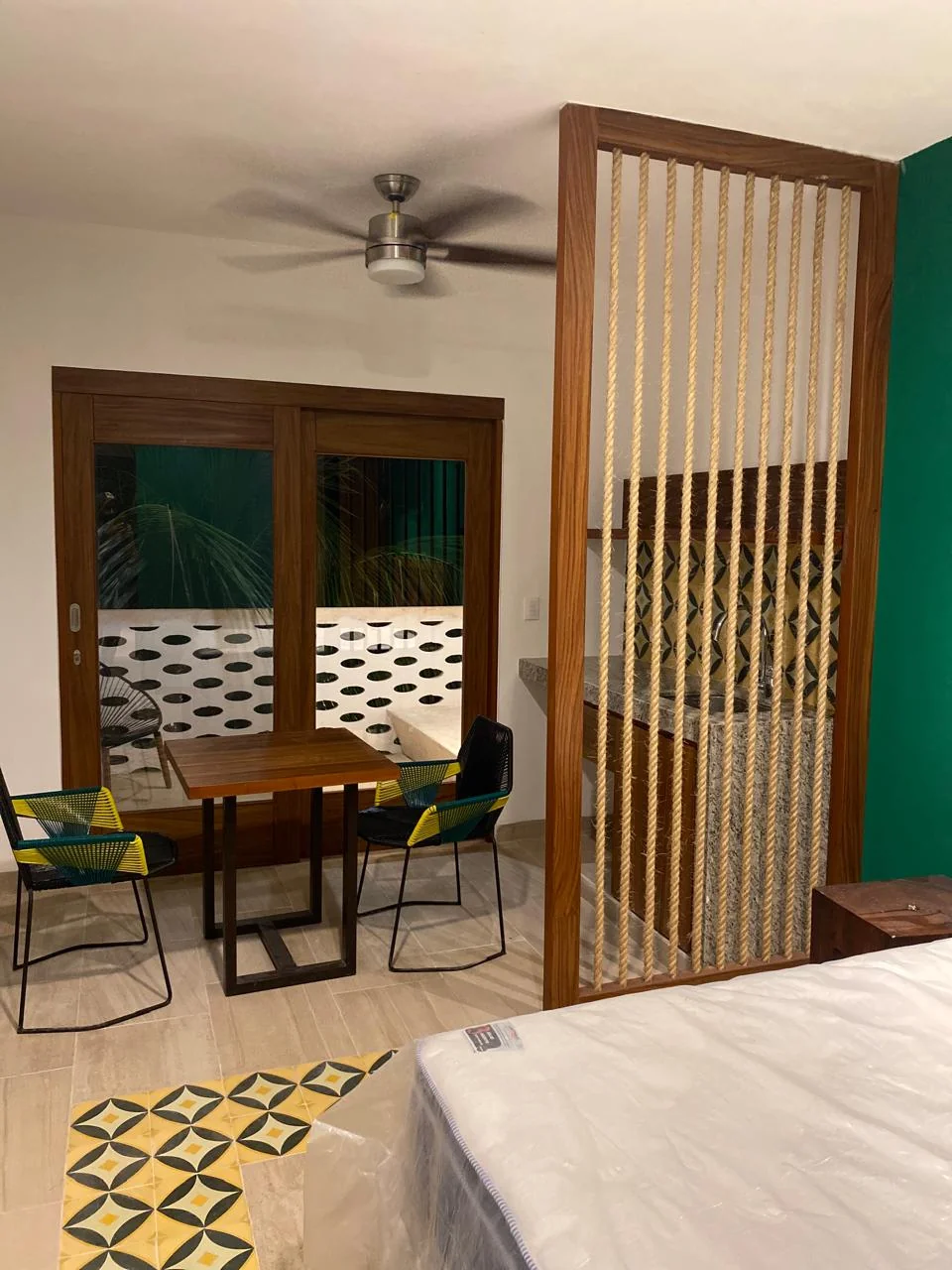 Habitación con cabecera de celosía