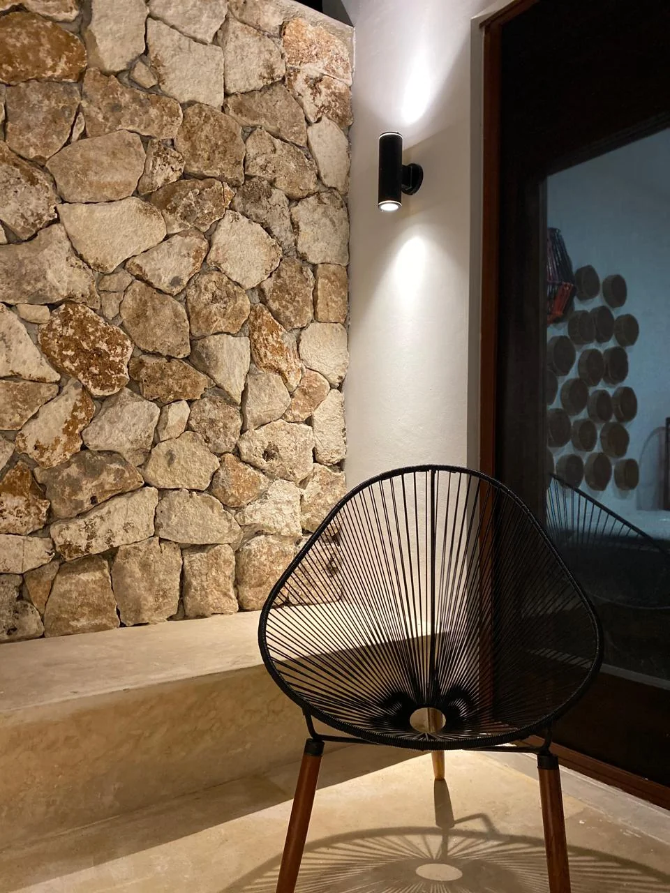 Muro de piedra con silla Acapulco