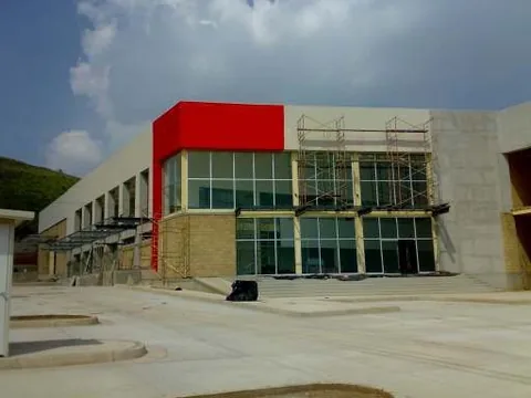 Fachada en obra del Centro Ferretero Serur