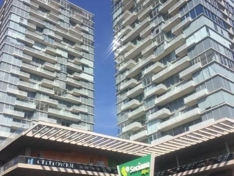 Torres Cititower sobre el centro comercial