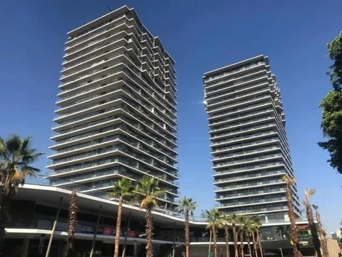 Las dos torres de departamentos de veinte niveles en Plaza Pabellón