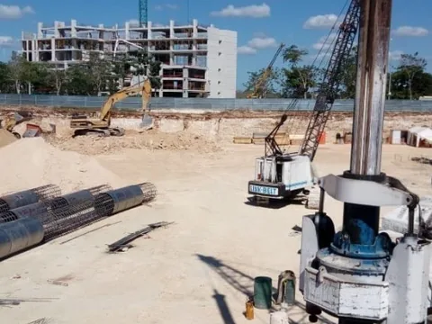 Grúa torre y cimentación del desarrollo Meriden
