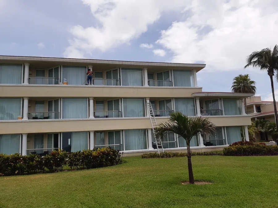 Fachada de habitaciones del hotel Nizuc en Cancún